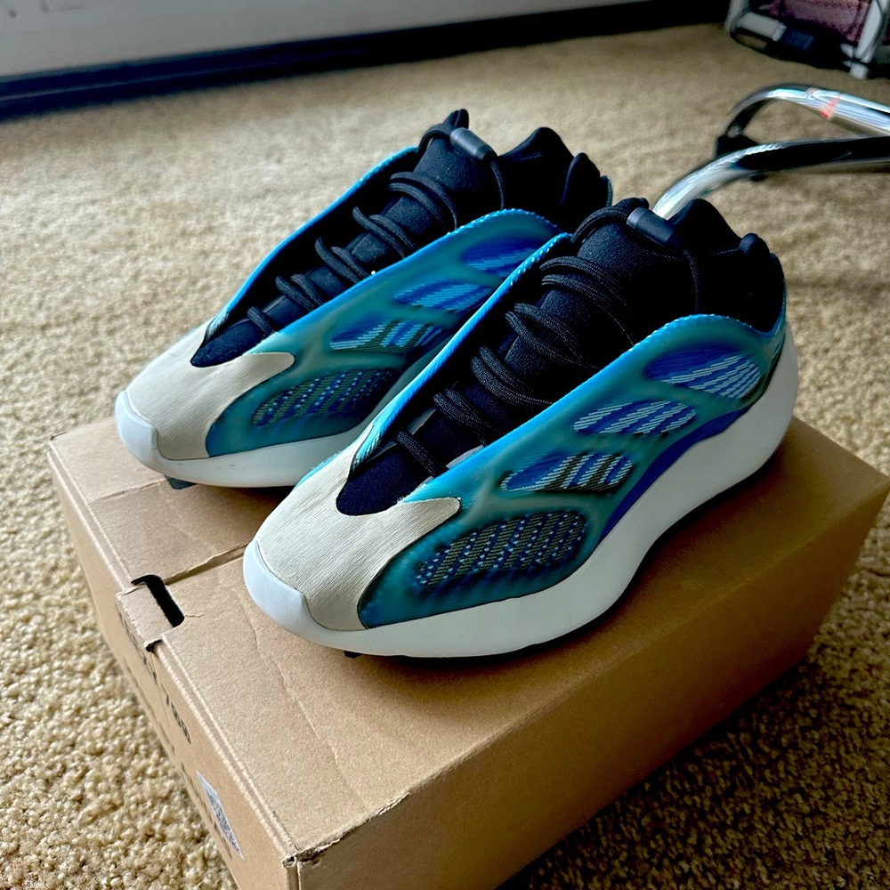 Yeezy 700 V3 Arzareth Size 7.5 (fits like 6.5 in boys)